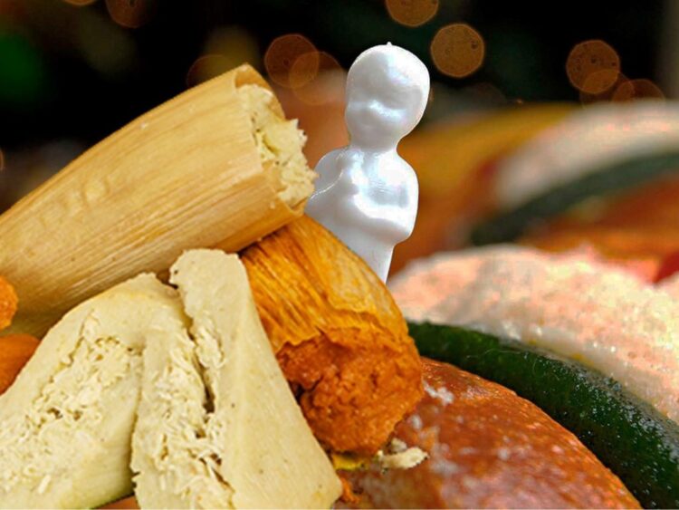 Personas celebran el Día de la Candelaria con tamales y figuras del Niño Jesús en un entorno festivo y cultural en México.
