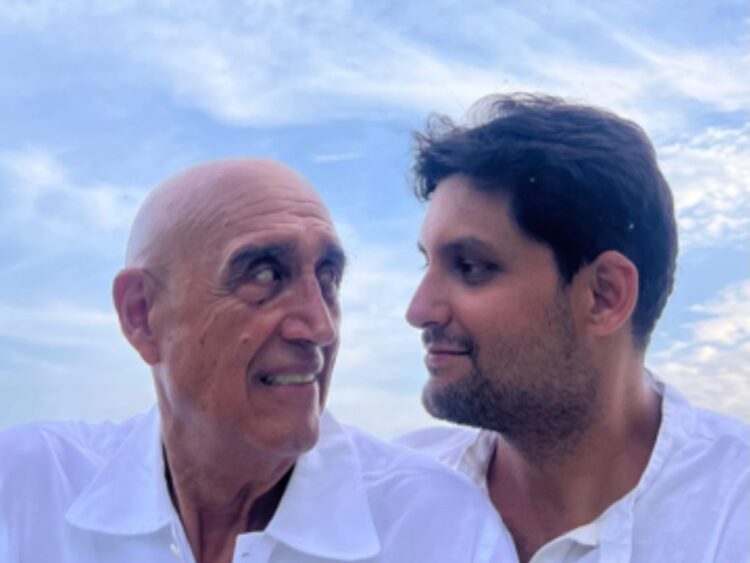 Pedro Antonio, hijo de Lucía Méndez y del productor Pedro Torres, ofrece declaraciones a la prensa tras el fallecimiento de su padre, acompañado por su familia.