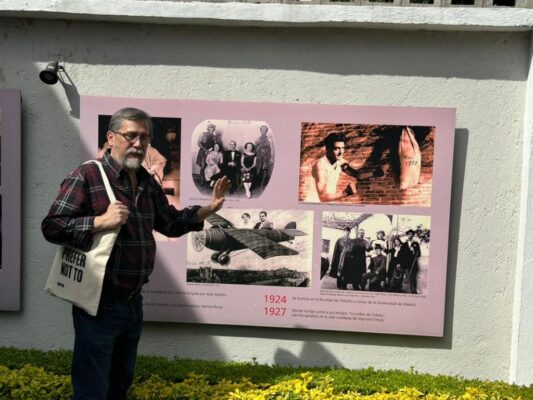 Vista de la Casa de Buñuel en la colonia del Valle, con salas de exposición que muestran fotografías, carteles y caricaturas sobre la vida y obra del cineasta.