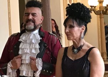 Sergio Arau y Yareli Arizmendi posan caracterizados en el Teatro de la Ciudad Esperanza Iris durante la presentación de su espectáculo “Tocada y Fuga”.