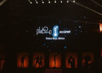 Vista del Teatro Gran Tlachco en Xcaret, sede de la gala de los Premios PLATINO XCARET 2026, rodeado de vegetación y público durante un evento nocturno.