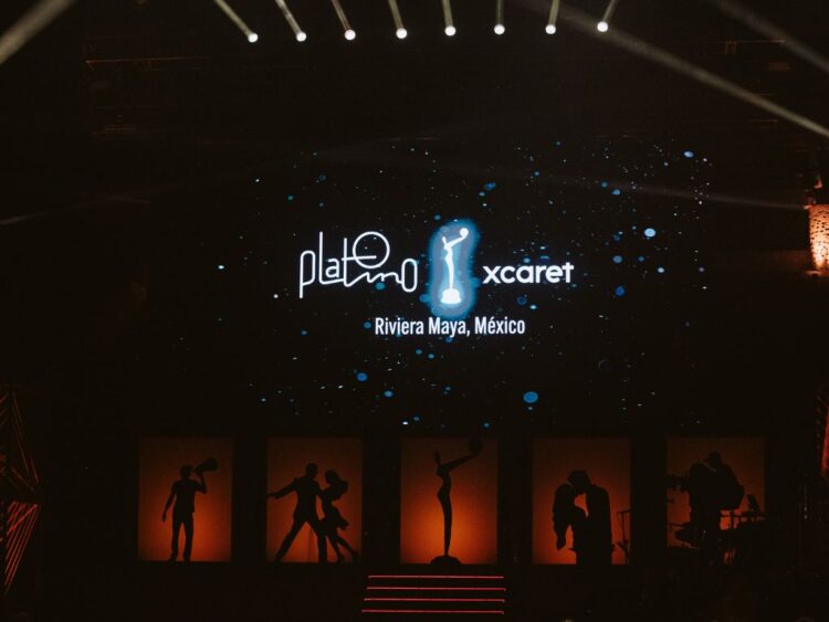 Vista del Teatro Gran Tlachco en Xcaret, sede de la gala de los Premios PLATINO XCARET 2026, rodeado de vegetación y público durante un evento nocturno.