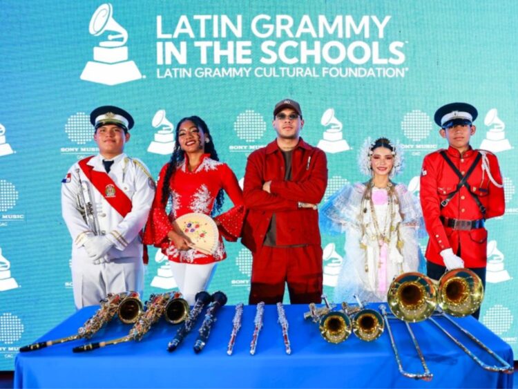 Boza dialoga con alumnos del Instituto Rubiano en San Miguelito, Panamá, durante una actividad del programa “Latin Grammy En Las Escuelas” organizada por la Fundación Cultural Latin Grammy y Sony Music Group.