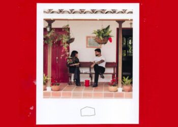 Maluma y Kany García aparecen en el videoclip de “1+1” grabado en Medellín, rodeados de escenas cotidianas y elementos de la cultura colombiana mientras preparan una bandeja paisa.