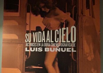 Vista de la Casa de Buñuel en la colonia del Valle, con salas de exposición que muestran fotografías, carteles y caricaturas sobre la vida y obra del cineasta.