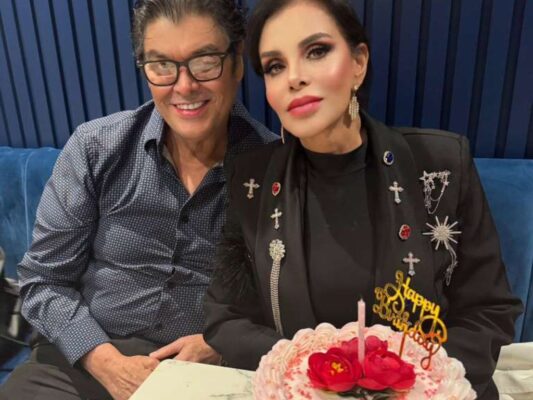 Lucía Méndez sonríe frente a su pastel de cumpleaños número 71 mientras celebra con familia y amigos antes de anunciar su serie vertical Paloma.