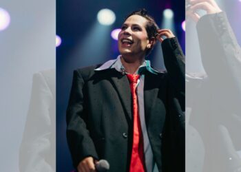 Christian Chávez en el escenario del Teatro RioMar Fortaleza, interpretando clásicos de RBD y canciones de su etapa solista durante la apertura del “Para Siempre Tour” en Brasil.