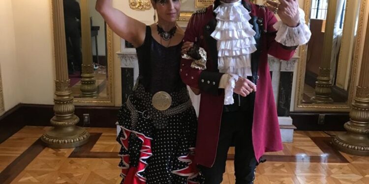 Sergio Arau y Yareli Arizmendi posan caracterizados en el Teatro de la Ciudad Esperanza Iris durante la presentación de su espectáculo “Tocada y Fuga”.