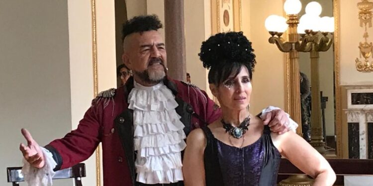 Sergio Arau y Yareli Arizmendi posan caracterizados en el Teatro de la Ciudad Esperanza Iris durante la presentación de su espectáculo “Tocada y Fuga”.