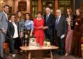 Pati Chapoy y el equipo de Ventaneando posan en el foro del programa durante la celebración de sus 30 años al aire en TV Azteca.