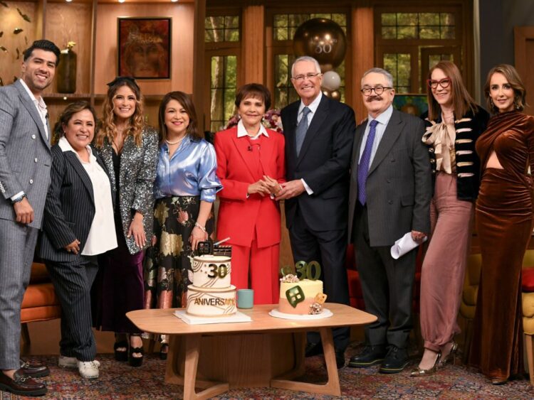 Pati Chapoy y el equipo de Ventaneando posan en el foro del programa durante la celebración de sus 30 años al aire en TV Azteca.