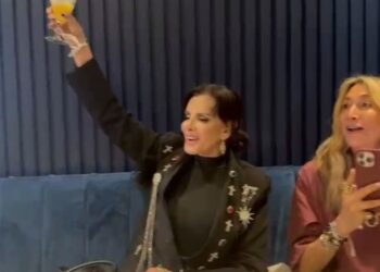 Lucía Méndez sonríe frente a su pastel de cumpleaños número 71 mientras celebra con familia y amigos antes de anunciar su serie vertical Paloma.