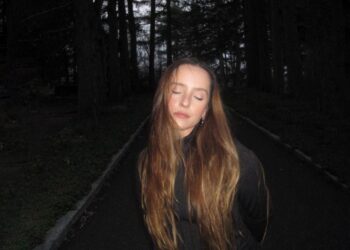 Evaluna desenrolla el corazón: “Rollitos de Papel” abre su nueva era solista con amor, calma y mucha magia