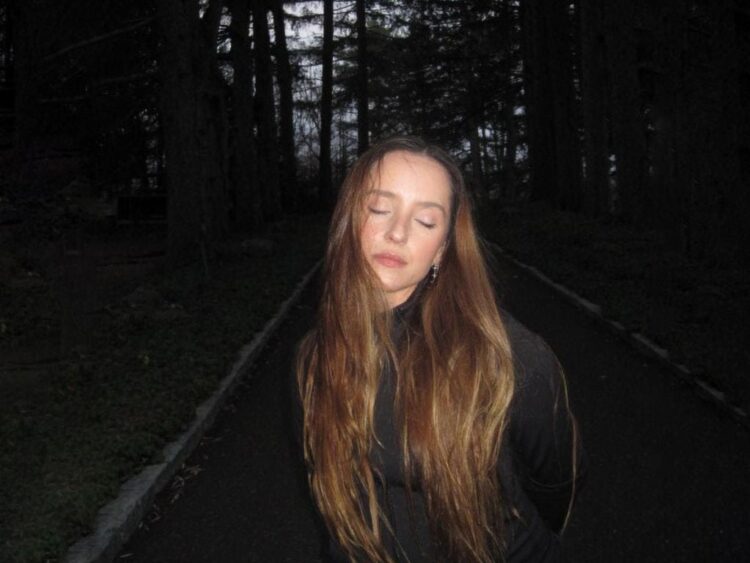 Evaluna desenrolla el corazón: “Rollitos de Papel” abre su nueva era solista con amor, calma y mucha magia