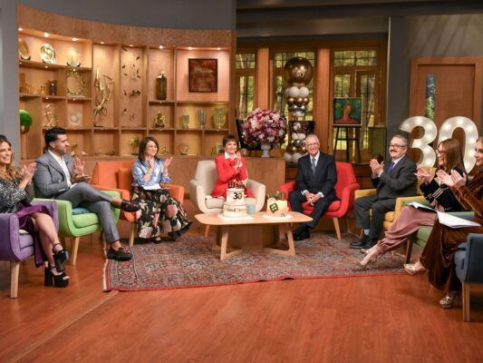 Pati Chapoy y el equipo de Ventaneando posan en el foro del programa durante la celebración de sus 30 años al aire en TV Azteca.