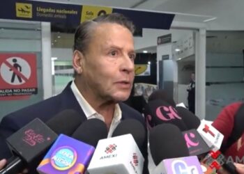 Alfredo Adame habla con medios sobre su entrenamiento y la pelea pactada con Carlos Trejo, durante una entrevista en la Ciudad de México.