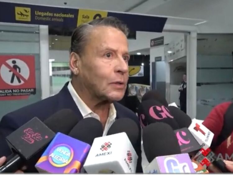 Alfredo Adame habla con medios sobre su entrenamiento y la pelea pactada con Carlos Trejo, durante una entrevista en la Ciudad de México.