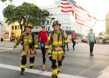 Corredores internacionales participan en el Life Time Miami Marathon & Half recorriendo las calles de Downtown Miami, South Beach y Coconut Grove.