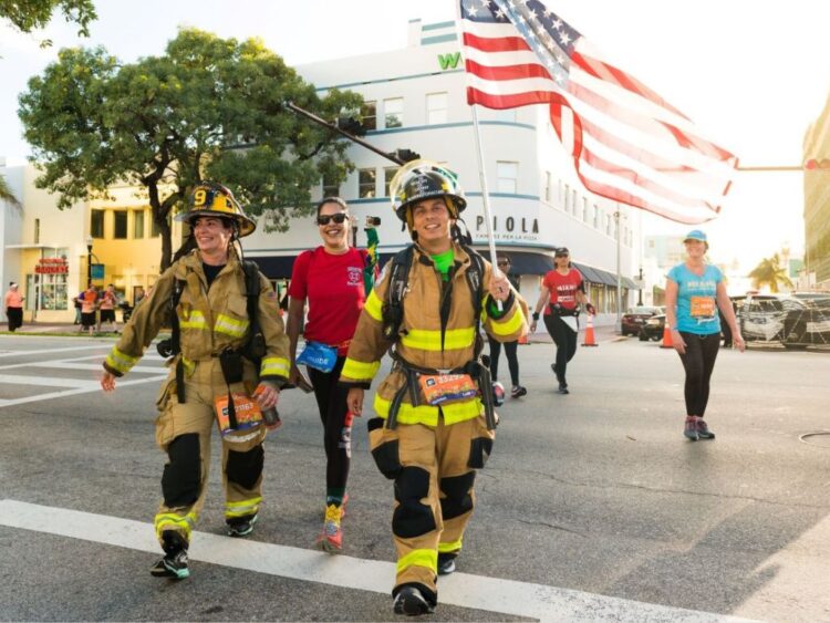 Corredores internacionales participan en el Life Time Miami Marathon & Half recorriendo las calles de Downtown Miami, South Beach y Coconut Grove.