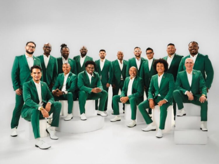 Integrantes de Grupo Niche en el escenario durante un concierto, celebrando su incorporación a Cardenas Marketing Network y su proyección internacional.