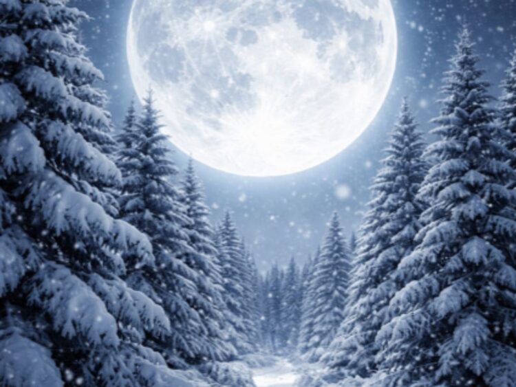 Luna llena de febrero 2026, conocida como Luna de Nieve, iluminando el cielo nocturno de México sobre un paisaje urbano y montañoso.