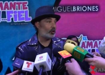 Mauricio Islas sonríe durante entrevista al revelar que entregó el anillo de compromiso a su pareja Paloma y planea una posible boda.