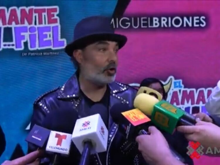 Mauricio Islas sonríe durante entrevista al revelar que entregó el anillo de compromiso a su pareja Paloma y planea una posible boda.