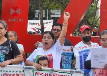 A 136 meses de la desaparición de los 43 normalistas de Ayotzinapa, Padres y Madres de las víctimas marchan para exigir su presentación con vida y denuncian la falta de avances por parte del gobierno de Sheinbaum