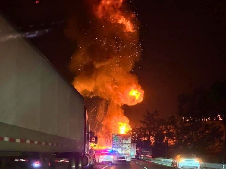 Explosión de pipa de gas LP sobre la autopista México-Querétaro, en Jilotepec.
