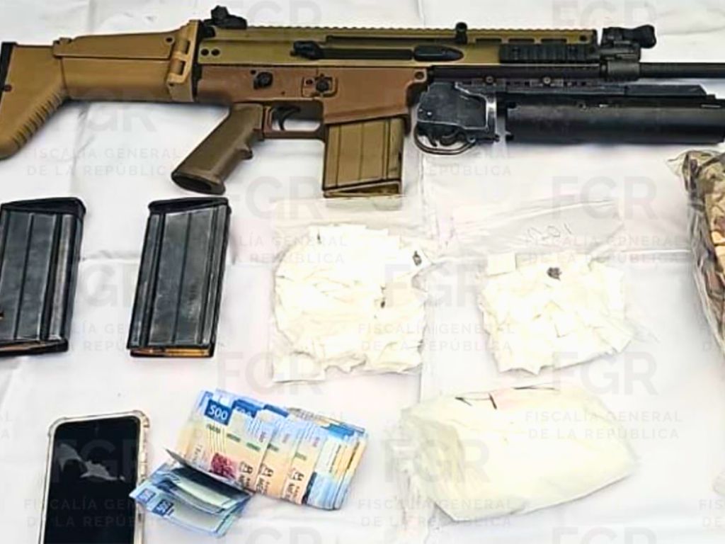 El arma de David N, detenido por acusación de venta de cocaína. AMEXI 