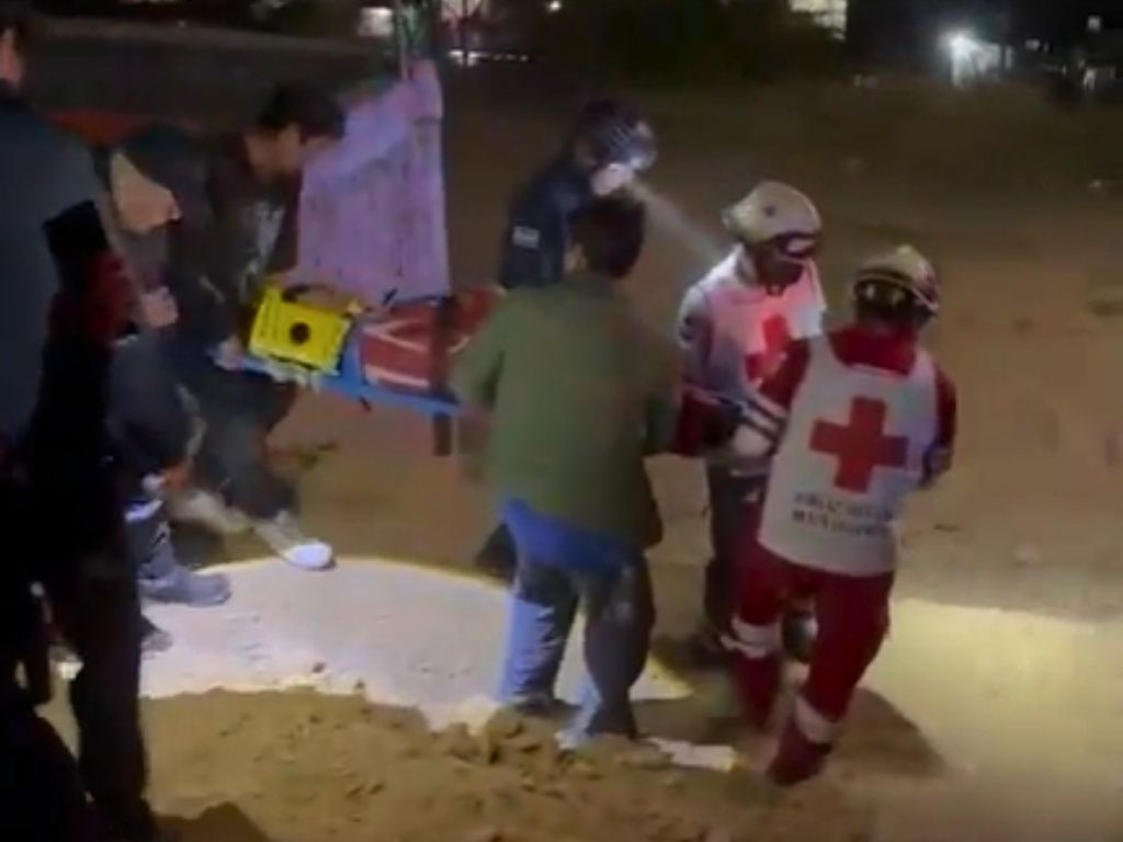 El brigadista resultó lesionado al caer de un precipicio, cuando combatía un incendio forestal en el cerro del Crestón, en Oaxaca.