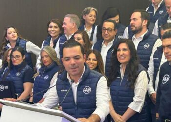 Compensación por apagones. Elías Lixa Abimerhi, coordinador de la bancada panista en la Cámara de Diputados, fue el encargado de anunciar la propuesta durante la Reunión Plenaria de los 61 diputados federales del PAN, realizada en Mérida. /AMEXI /Foto: Jesús Mejía.