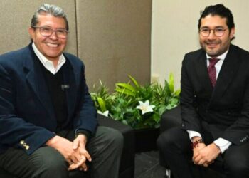 El coordinador de diputados de Morena, Ricardo Monreal, y el secretario del Trabajo, Marath Bolaños, confirmó que la iniciativa de reforma laboral incluye la reducción gradual de la jornada laboral. /AMEXI /Foto: Morena.