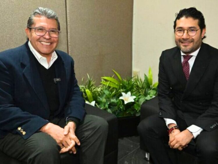 El coordinador de diputados de Morena, Ricardo Monreal, y el secretario del Trabajo, Marath Bolaños, confirmó que la iniciativa de reforma laboral incluye la reducción gradual de la jornada laboral. /AMEXI /Foto: Morena.