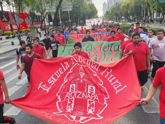 Como cada mes, estudiantes de la Normal Rural "Raúl Isidro Brugos" de Ayotzinapa, Guerrero, marchan en la CDMX, junto con los padres y madres de los 43, a 136 meses de la desaparición de los normalistas
