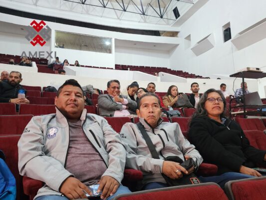 Representantes de la CNTE, y de otras organizaciones sindicales, durante el foro sobre emplazamientos a huelga de los trabajadores del conocimiento convocado por la CNSUESIC
