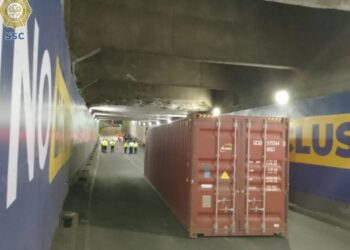 Servicios de emergencia realizan maniobras para retirar la caja de un tráiler en el desnivel de la Avenida Chapultepec. El incidente provocó el cierre total de la vialidad a la altura de la Glorieta de los Insurgentes durante varias horas. Foto: AMEXI/SSC_CDMX.