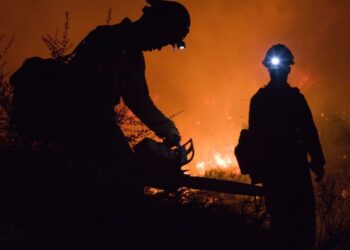 Gobernador acusa de provocar incendio en Cerro del Crestón