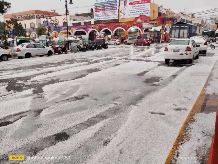 Granizada cubre calles de Teotihuacán, en el Estado de México