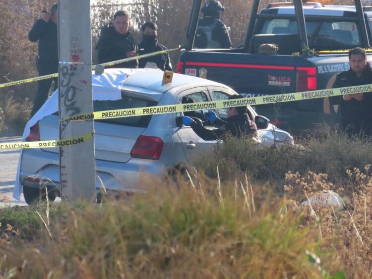 Hallan a joven sin vida y atada de manos dentro de un vehículo en Toluca.