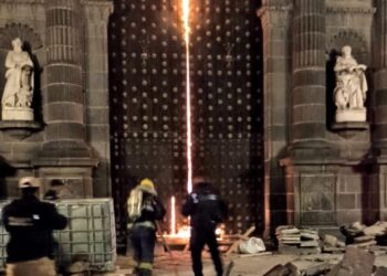 Protección Civil atiende y controla incendio en Catedral de Puebla