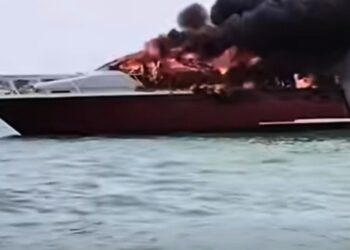 Incendio de yate turístico moviliza a los cuerpos de emergencia en el puerto de Progreso, Yucatán. AMEXI