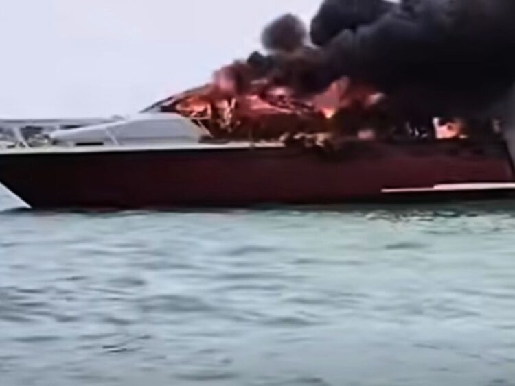 Incendio de yate turístico moviliza a los cuerpos de emergencia en el puerto de Progreso, Yucatán. AMEXI