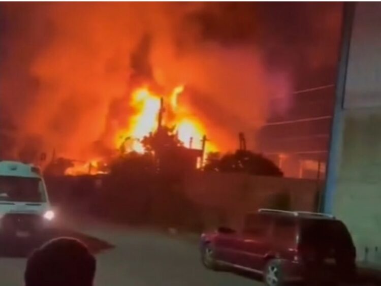 Incendio en una fábrica de pinturas en Xalostoc, Ecatepec. AMEXI