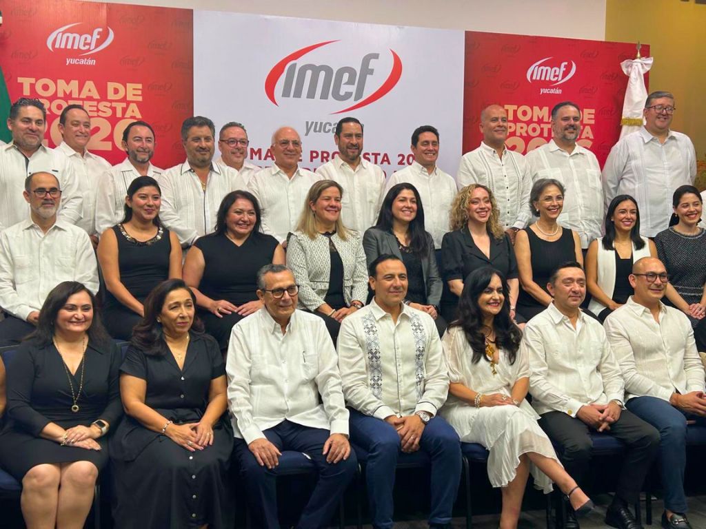 Isaías Marrufo Góngora y parte de su consejo directivo del IMEF Yucatán. /AMEXI