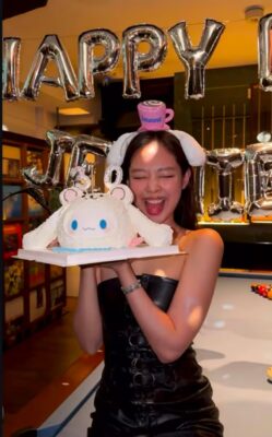 Jennie de BLACKPINK celebra su cumpleaños 30 con un tierno pastel en una íntima sesión fotográfica.