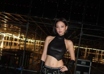 Jennie de BLACKPINK celebra su cumpleaños número 30 con tierno pastel y una exposición fotográfica en Seúl.