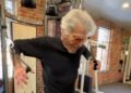 Jorge Rivero, a sus 88 años, haciendo ejercicio en un aparato de gimnasio, demostrando su excelente forma física.