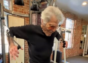 Jorge Rivero, a sus 88 años, haciendo ejercicio en un aparato de gimnasio, demostrando su excelente forma física.