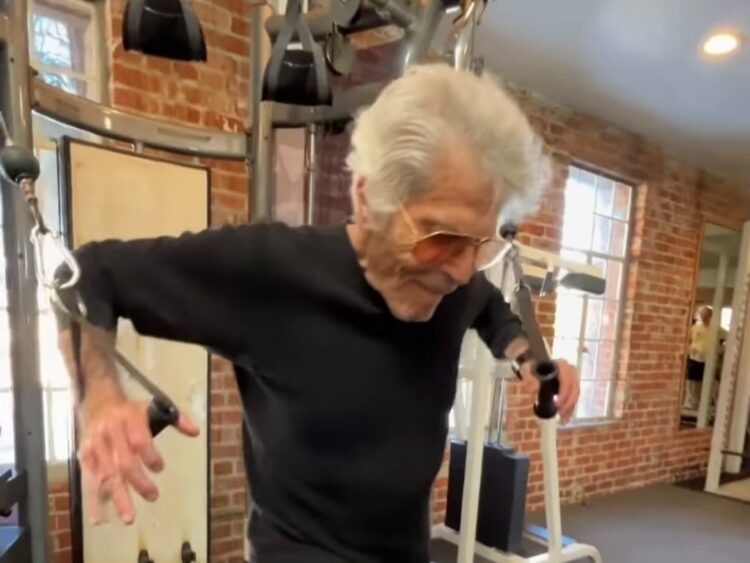 Jorge Rivero, a sus 88 años, haciendo ejercicio en un aparato de gimnasio, demostrando su excelente forma física.